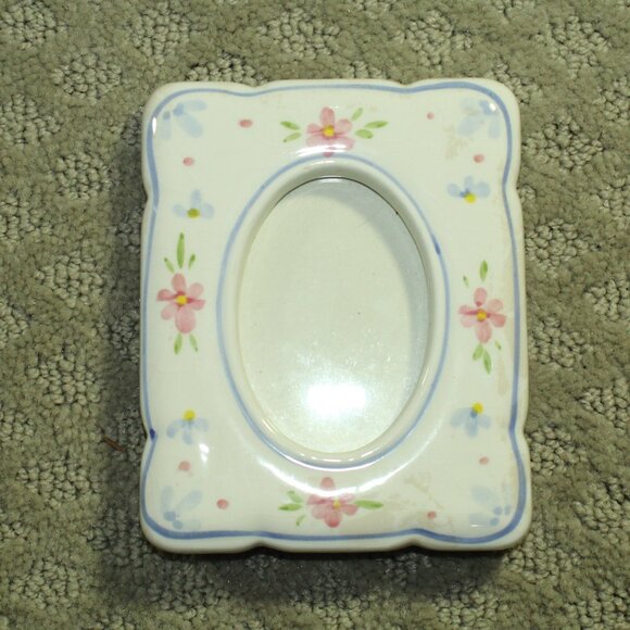 Vtg Small Ceramic Oval Picture Frame Flowers 5" Free Standing 2.5x3.5 Photo - Picture 1 of 4
